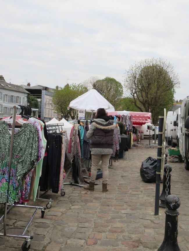 旧港の周りにこのように、続々と<br />露店が店開き・・<br /><br />本当は違うお店を写したかった<br />のですが・・<br />さりげなくですものね！<br />