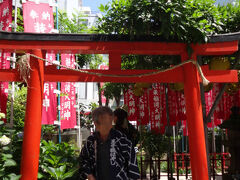 直ぐそばにあるのは装束稲荷神社、毎年大晦日、関東一円の狐が集まり装束を整え、関東総司である王子稲荷へ正月の挨拶に赴いたらしい。
