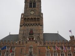 マルクト広場に建つ鐘楼です。

この鐘楼は、"ベルギーとフランスの鐘楼群"という名前で世界遺産になっています。56の鐘楼が登録されているようです。
ここと午後に行くゲントの鐘楼しか登っていませんが、まぁ一つ世界遺産をクリアということにしましょう。
