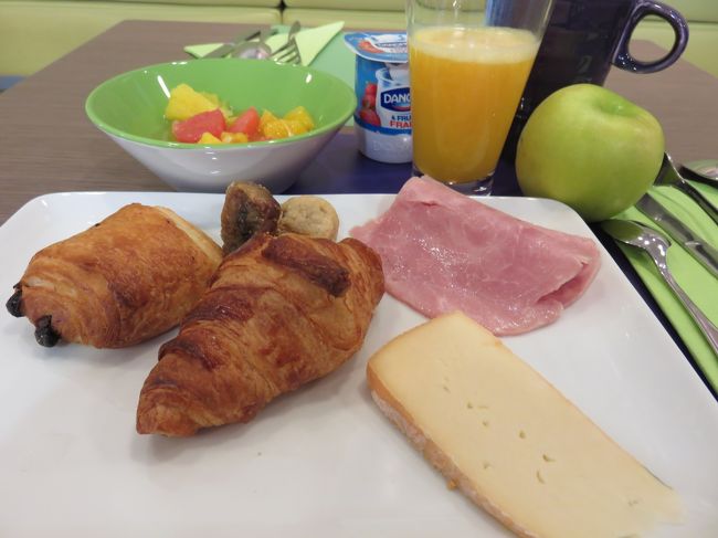 朝食。<br />林檎はオヤツ用に頂いちゃった<br /><br />この後ippuniさんと、落ち合う時間を<br />打ち合わせして、再度ひとりで散策に<br />出掛けました。