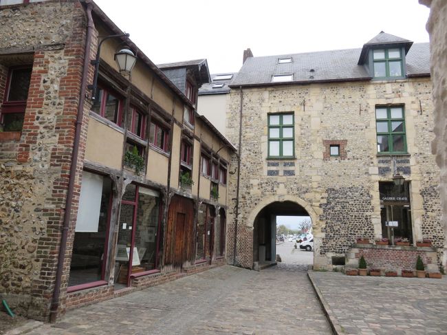 向こうのトンネルを潜ると、港に出れた気がします。