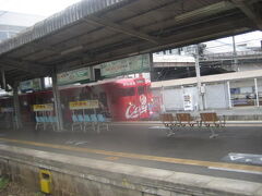 新井口駅に下り普通・岩国行きのカープラッピング列車が入線。