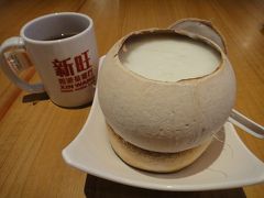 サンドイッチを無理して食べなかったのは、これを食べるため！同じビンコム内にある、中華のファーストフード店のようなXIN WANGで、ココナツミルクタピオカ！（※閉店済みです。どこかに移転オープンしてないかなぁ・・・）