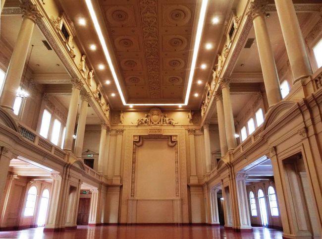 新旧合わせてあまりにもたくさんの作品を見て、十分フイリピンの芸術を堪能出来たので、次は建物に目を移して見てみたい。国立美術館はもともと　 The House of the Representatives （ 上院議事堂 )の建物で、歴史的建造物である。