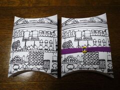 ittalaがあった並びにあったお店で気になりつつ一度通り過ぎて。
通り過ぎた主な理由は高そうだった事と、フィンランドでないと買えないものなのかどうかなのかがよく分からなかったからなのですが、それでも気になってもう一度通ったら、「メイドインフィンランド」と書いてあるのが見えたので入りました。
私が北欧デザインとかのモダンデザインにあまり興味がなかったので知らなかっただけで、たぶん有名なaarikkaです。