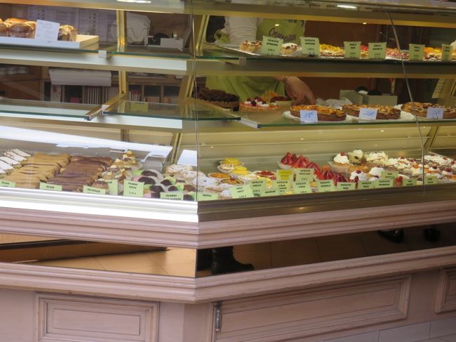 買えば良かったな〜<br />                  朝食後だったから・・<br />町のケーキ屋さんといったお店。