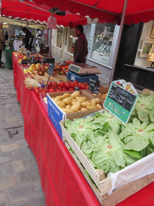 野菜も何軒もありました。<br /><br />買わないからコッソリ写すのが大変