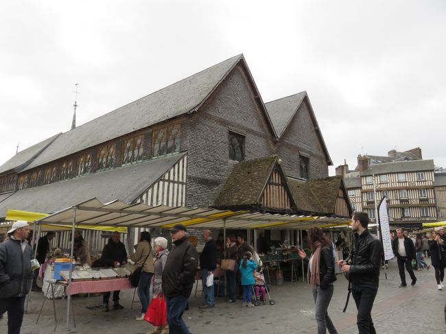 サン・カトリーヌ教会の<br />礼拝堂。<br /><br />15世紀の百年戦争で破壊された<br />教会を再建する際、費用を抑える<br />為に木造にしたという。