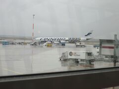 ヘルシンキ ヴァンター空港にて乗り換え。
ＧＷということもあり、周りはほぼ日本人です(笑)

迷うか心配してたけど、すんなり完了。
空港職員さん、ピンクの髪や眉にピアスとかなりファンキーです。

お！ウニッコ柄の機体発見♪
