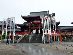 大須観音には初めて来ました。
あいにくの雨。個人的には、名古屋はいつも雨のイメージがある。