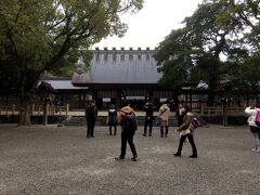 熱田神宮を参拝。
あいにく天気は雨…。名古屋はいつも雨。