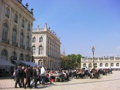 再びスタニスラス広場戻りました。
よいお天気なのでテラス席は大人気です。