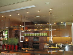 友人とタクシーでハイアットリージェンシー京都へ。三十三間堂近くです。以前はパークホテルだったんですが・・
ロビーフロアのザ・グリル。