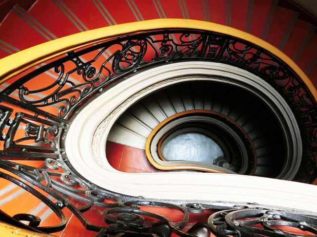 階段のカーブをえがいた曲線が大変美しい。