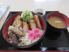 富士山丼というネーミングにひかれて
注文しました。

朝なのに、ガッツリ飯をいただきます。
ごはんは、カツ側だけにあり、
キャベツの下にはありませんでした。