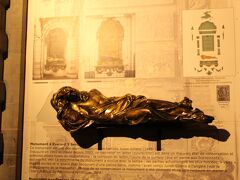 有名なセルクラースの像。幸せを願ってさわってきました。