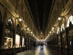 長旅の後なので、今日はこの辺にしてホテルへと戻ることにします。その前に通りかかったのが、ひとけの少ないギャルリーサンチュベール。お店に立ち寄るのは、明日以降のお楽しみ♪