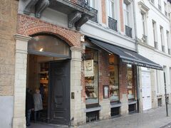 最初の朝食にはおいしいパンが食べたい！と向かったのは、ル・パン・コティディアン。東京にもありますが、ここベルギー発祥のお店です。
