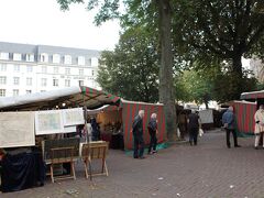 この日は日曜日だったので、ル・パン・コティディアンの向かいにあるサブロン広場では、アンティーク市が開催されていました。ちょっとのぞいてみます。