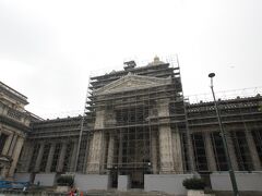 最高裁判所の外観は、工事中のようでした（2013年10月）。