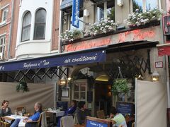 ランチは、予約しておいたサン・カトリーヌ広場に面したレストランへ。この辺りはシーフードレストランが軒を連ねていますが、こちらは現地在住の方に勧めていただきました。