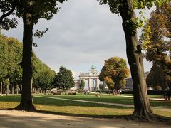 地下鉄のSchuman駅で降りて、サンカントネール公園に来ました。
日曜日だからか家族連れが多く、のんびりできる綺麗な公園です。