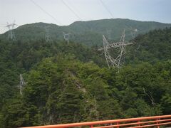 位置情報は敢えて山の向こうで見えない桂湖の境川ダムにしました。
この地方の最大の産業は発電だと知りましたから。