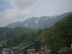 雪を頂いた白山が見えています、キワドイけど彼の山は石川県の所有物です(^o^)
白山のネーミングは連山が岐阜県側にも有るので問題ないでしょう。
位置情報は白山そのものとします。