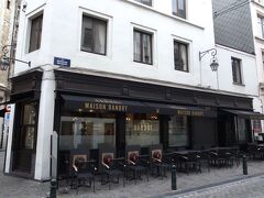 ちょうど開店時間になったので、朝ごはんを食べに向かいます。
ベルギーだもの、ここはワッフルを食べなくちゃ！
と言う事で、DANDOY（ダンドワ）へ。
開店とほぼ同時だったのでガラガラだったけど、どんどん観光客がやってきました。