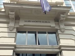 芸術の丘からもう少し歩くと…。
着きました、マグリット美術館！
今回の旅行の目的はライブだけど、美術館巡りでもあるのです。

マグリットの作品はシュールすぎて途中気持ち悪くなったけど、名作を生で見れて感動しました。
嬉しい。ここにも来てみたかったんだ。

ここで旦那さんが肩掛けしていたトートバッグ(エコバッグ)を、大きいので預けて。と入場の時に言われていました。
荷物は小さめで行きましょう。