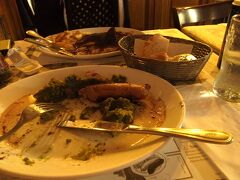 食べ終わった後の写真でごめんなさい…。
私はストゥンプとソーセージというベルギー料理を食べました。
ストゥンプとはざっくり言うとマッシュポテトのようなものです。
ソーセージと一緒に食べるのですが、ソーセージの塩味とマッシュポテトが良く合うので美味しかった〜！
ものすごくお腹いっぱいになりましたけど…。

今日はここまで！
良く歩いて、良く食べました。
ちなみにブリュッセルは小さな街なので徒歩だけで十分楽しめます。

楽しかった〜。