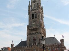 鐘楼　Belfort van Brugge

高さ８３メートルの「時計台」であるブリュージュの鐘楼は、頂上まで３６６段。上には後程上ることにして、先に観光馬車へ。