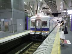 ホテルのチェックインの時間が押していたので、泉佐野駅で特急サザンに乗り換え。
この7000系、引退すると聞いていたので乗れてよかったです。