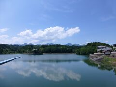 こちらが鳴沢湖。
農業用の貯水池として昭和25年 に完成した人造湖です。
ワカサギ釣りとして有名なのだそうですが
2月までということでこの時期は私たち以外人もいませんでした。
それほど水は綺麗ではないのですが
静かなので雲が映ってよい感じです。