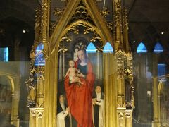 次に来たのは、メムリンク美術館。
建物自体は教会みたいだった。
ここもミュージアムカード使用可。

写真は、この美術館が誇る聖ウルスラの聖遺物箱。
