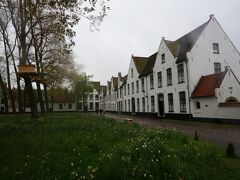 聖母教会から5分ほどでベギン会修道院があります。
ここは世界遺産"フランドル地方のペギン会修道院群"の一つ。

中庭は無料で入れます。

残念ながら修道女に見かけることはできなかった。