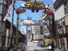 ●福島聖天通商店街

JR福島駅すぐそばの商店街。
環状線の中から、よく見下ろしています(笑)。
“しょうてんどおりしょうてんがい(笑)”
別名“売れても占い商店街”です。
買い物と占いが同居する商店街です。
名前も別名もややこしいな…。
大阪らしい！