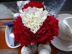 ハノイで迎える元日です。
そのせいなのか今日は紅白の花になっていました