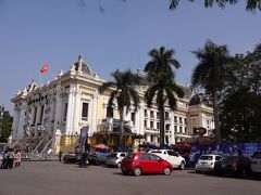 観光名所のオペラハウスに行きます。
目の前で日本人ツアーに何組か遭遇。大型観光バスでやってきてガイドさんの説明を聞き撮影するとすぐにいなくなる。主人が仕事の電話をしている間にのんびり独り撮影会