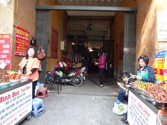 ホム市場は外までお店が出ています。
しかしこの中には入りませんでした。
写真の左に写っているような椅子をお店の周りにたくさん出して地元の人たちで賑わっているレストランを何件も見かけましたが入ることなく終わってしまいました。あ、土産物屋さんでこの椅子に座ってゆっくり選びなさいと出されて座りましたが低くて辛い