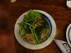 さてハノイにいるのに又しても日本食…主人に任せるとこーなってしまう…
本日のお勧めは御節と言われましたが…頼みませんでした。暫くたってから隣に来た日本人が頼んだのを見て、あー失敗した頼めば良かったと後悔。御節とは言ってもそこはハノイ。お重にオードブルを詰めたもので大きなエビの焼いた物も見えてかなり美味しそうでした。
アスパラベ−コン９４，５００ドン