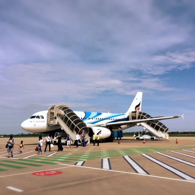 翌朝、バンコクから約一時間のフライトでシェムリアップへ到着。<br />飛んだと思ったら、直ぐ機内食が出て、食べたら直ぐ片付けて、着陸。<br />慌ただしい（笑）