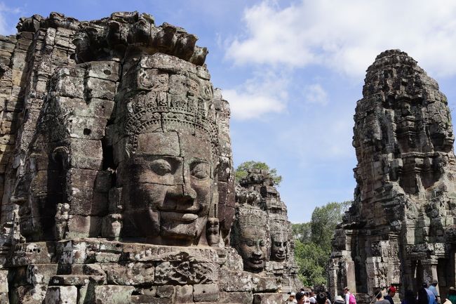南大門から徒歩でバイヨンへ移動。<br />ガイドさんの説明を聞きながら、レリーフや四面仏塔を見物。<br />テレビで見かける景色。これぞアンコール遺跡という感じ。