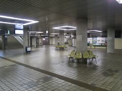かつての成田空港駅。
スカイライナーも発着していたこの駅はすっかりがらんどうに・・・。
