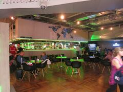 こんなオシャレな店も、あのクソ空港がこんなに変わるなんて・・・。