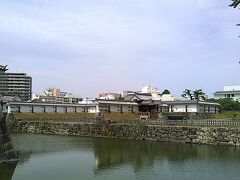 広々とした城址公園ですね。散歩にもってこい。