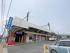 下に降りる，バスはないかな．右側のバスは筑豊直方駅から出発する福岡天神行き高速バス