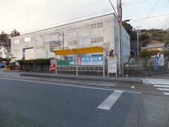 通りに出ると土佐電の伊野駅前電停がありました。
併用軌道なので道路上にあります。