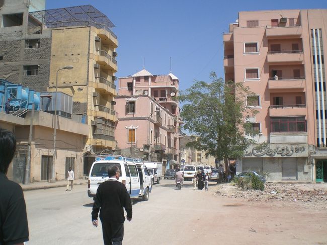 まだビジネスクラスのクラス記号がCということも知らない社畜。<br />LCCを乗り継いでルクソール空港につきました。<br />空港から市内までは社畜の苦手な海外タクシーですが、早速ぼったくられました。<br />たしか2000円くらい払った気がします。<br /><br />市内は非常に砂っぽいですね！