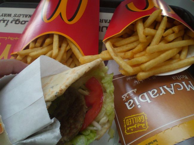 冒険しない社畜は海外ではよくマクドナルドに行きます。<br />海外のマックは本当にほっとします。McArabiaおいしいですね